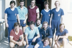 1978-vor-der-Turnhalle